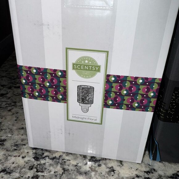 New Scentsy Blue and Gold Wax Warmer Plug In - Picture 2 of 2